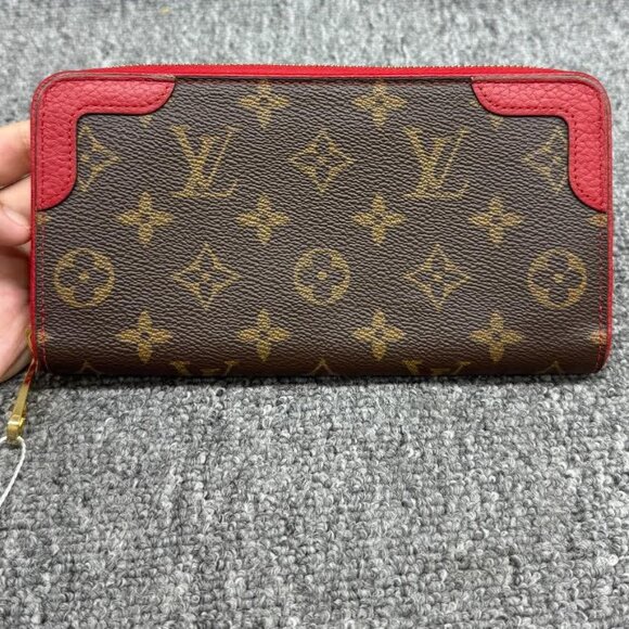 Louis Vuitton Leather Wallet 385-081325 - Picture 1 of 14